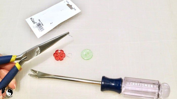 利用废旧纽扣制作彩虹和平标志捕光器教程-第8张图片-趣作屋