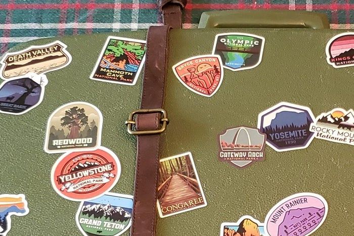 用复古行李箱打造国家公园贴纸墙面艺术-第22张图片-趣作屋