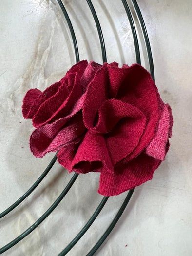 用旧T恤制作环保圣诞花环教程-第16张图片-趣作屋