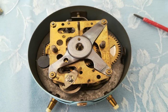 如何用旧闹钟改造无噪音电池闹钟-第6张图片-趣作屋 如何用旧闹钟改造无噪音电池闹钟-第6张图片-趣作屋