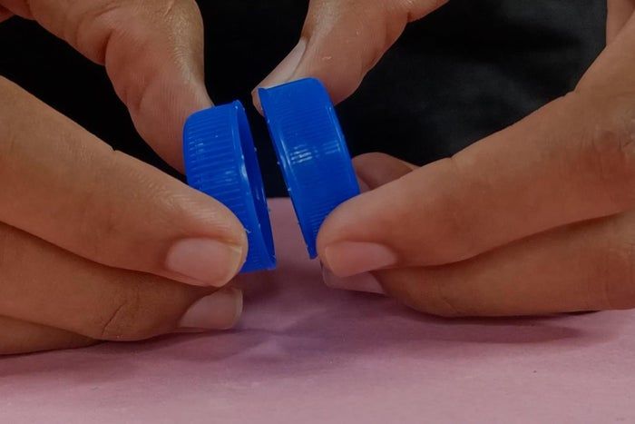 简单又有趣的橡皮筋驱动移动玩具制作教程-第4张图片-趣作屋