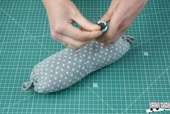 旧袜子变猫咪玩具缝纫教程-第17张图片-趣作屋