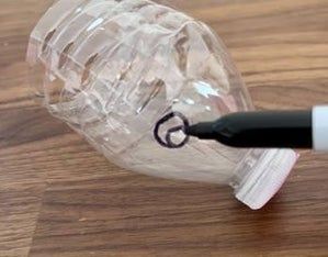 简易环保塑料瓶改造存钱罐教程-第16张图片-趣作屋 简易环保塑料瓶改造存钱罐教程-第16张图片-趣作屋