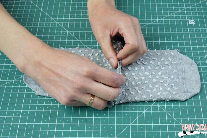 旧袜子变猫咪玩具缝纫教程-第9张图片-趣作屋