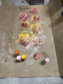 塑料瓶变废为宝:简单几步做出美丽花朵装饰-第15张图片-趣作屋 塑料瓶变废为宝:简单几步做出美丽花朵装饰-第15张图片-趣作屋