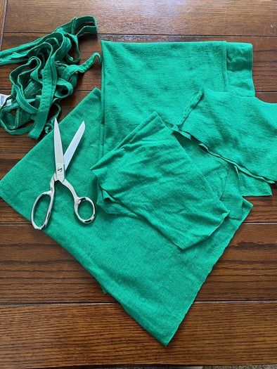 用旧T恤制作环保圣诞花环教程-第6张图片-趣作屋