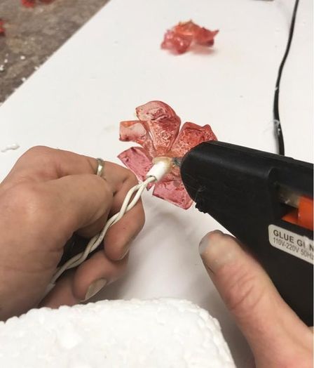 用回收塑料瓶制作多彩灯串花朵教程-第13张图片-趣作屋 用回收塑料瓶制作多彩灯串花朵教程-第13张图片-趣作屋