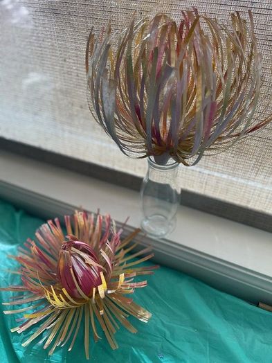 塑料瓶变废为宝:简单几步做出美丽花朵装饰-第16张图片-趣作屋 塑料瓶变废为宝:简单几步做出美丽花朵装饰-第16张图片-趣作屋