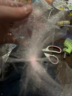 用坏灯泡做电影风格的圣诞装饰品-第16张图片-趣作屋