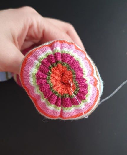 旧袜子变身可爱毛毛虫玩具教程-第11张图片-趣作屋 旧袜子变身可爱毛毛虫玩具教程-第11张图片-趣作屋