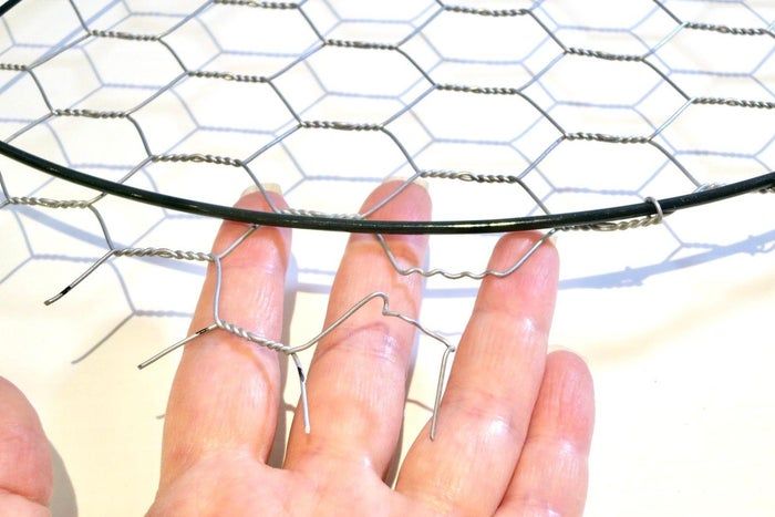 利用废旧纽扣制作彩虹和平标志捕光器教程-第14张图片-趣作屋