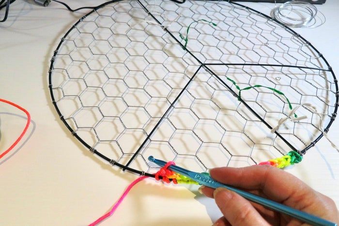 利用废旧纽扣制作彩虹和平标志捕光器教程-第21张图片-趣作屋