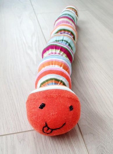 旧袜子变身可爱毛毛虫玩具教程-第2张图片-趣作屋 旧袜子变身可爱毛毛虫玩具教程-第2张图片-趣作屋