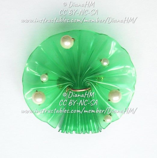 用塑料瓶制作环保胸针的超简单教程-第1张图片-趣作屋