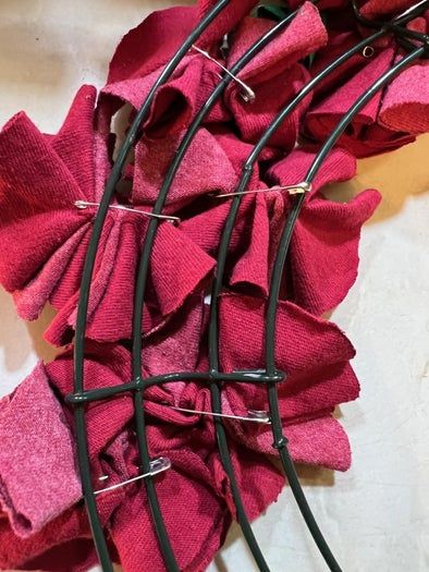 用旧T恤制作环保圣诞花环教程-第17张图片-趣作屋