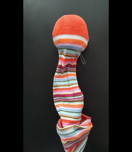 旧袜子变身可爱毛毛虫玩具教程-第6张图片-趣作屋 旧袜子变身可爱毛毛虫玩具教程-第6张图片-趣作屋