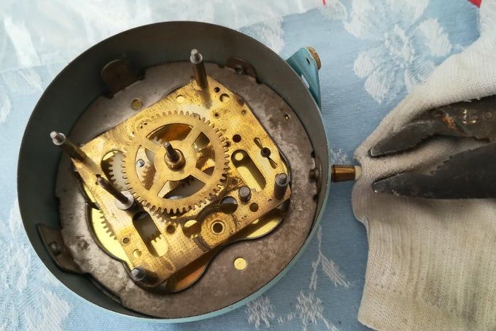 如何用旧闹钟改造无噪音电池闹钟-第8张图片-趣作屋 如何用旧闹钟改造无噪音电池闹钟-第8张图片-趣作屋