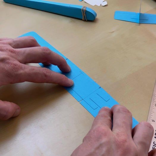 手工折纸滑翔机制作教程：零基础也能轻松上手-第10张图片-趣作屋