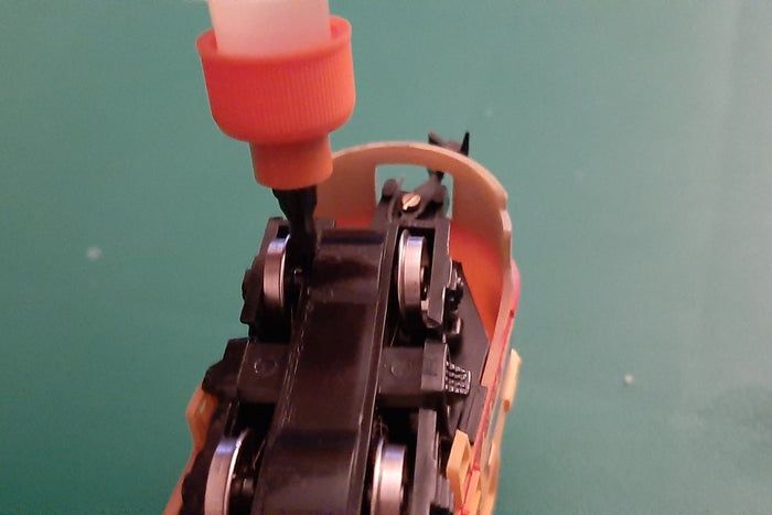 火车模型维修技巧：用润滑油解决电压不稳定问题-第3张图片-趣作屋