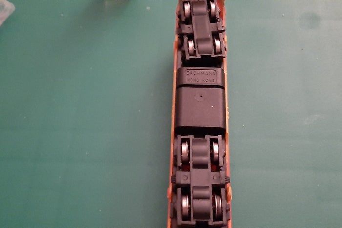 火车模型维修技巧：用润滑油解决电压不稳定问题-第2张图片-趣作屋