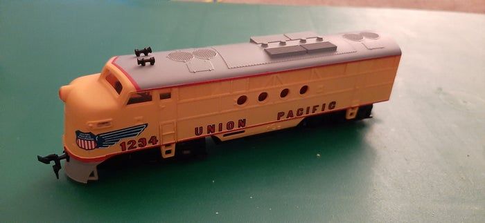 火车模型维修技巧：用润滑油解决电压不稳定问题-第4张图片-趣作屋