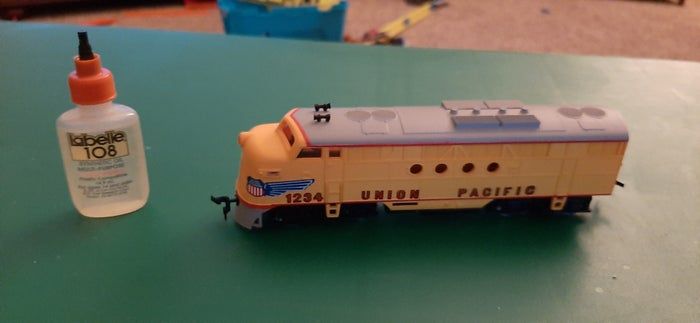 火车模型维修技巧：用润滑油解决电压不稳定问题-第5张图片-趣作屋