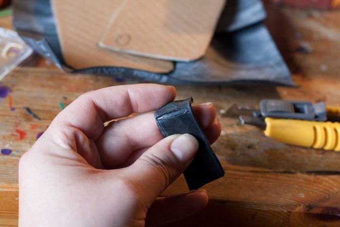 废旧自行车内胎DIY手机翻盖保护壳教程-第8张图片-趣作屋