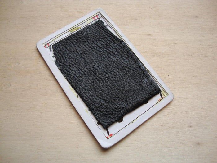 DIY带孔卡片包教程:隐藏备用现金的好方法-第13张图片-趣作屋 DIY带孔卡片包教程:隐藏备用现金的好方法-第13张图片-趣作屋