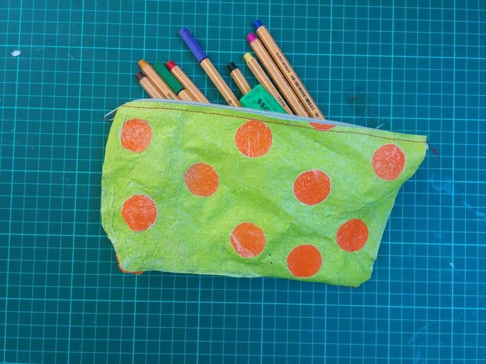 用回收塑料袋和废旧拉链制作环保铅笔盒/杂物包-第1张图片-趣作屋
