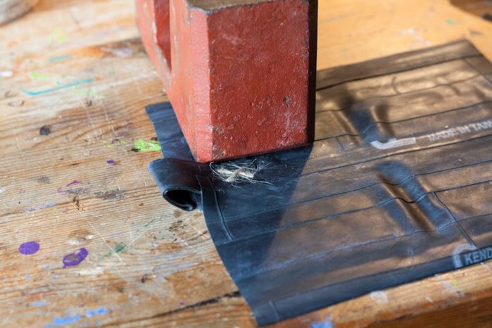 废旧自行车内胎DIY手机翻盖保护壳教程-第7张图片-趣作屋