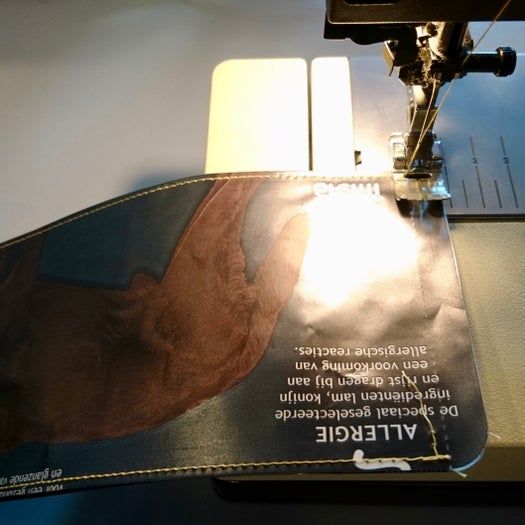 用狗粮袋制作超酷环保钱包教程-第14张图片-趣作屋