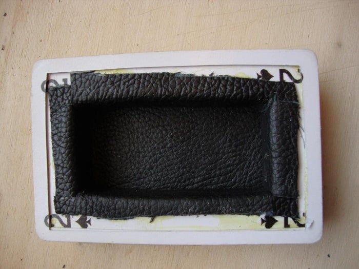 DIY带孔卡片包教程:隐藏备用现金的好方法-第19张图片-趣作屋 DIY带孔卡片包教程:隐藏备用现金的好方法-第19张图片-趣作屋