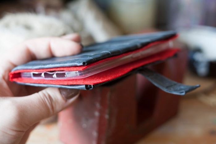 废旧自行车内胎DIY手机翻盖保护壳教程-第12张图片-趣作屋