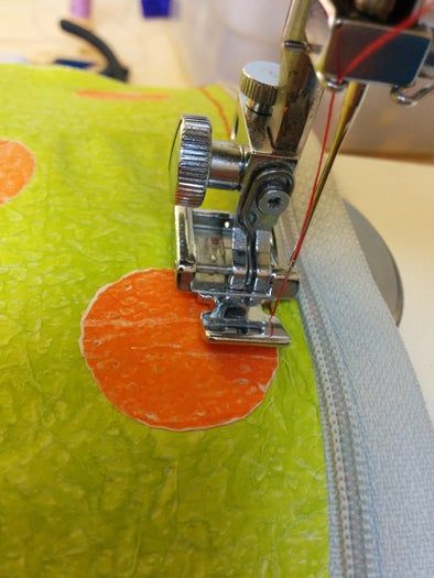 用回收塑料袋和废旧拉链制作环保铅笔盒/杂物包-第13张图片-趣作屋