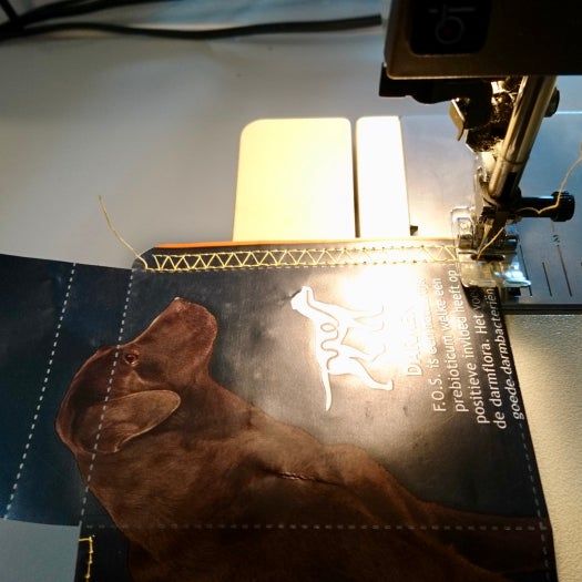 用狗粮袋制作超酷环保钱包教程-第13张图片-趣作屋